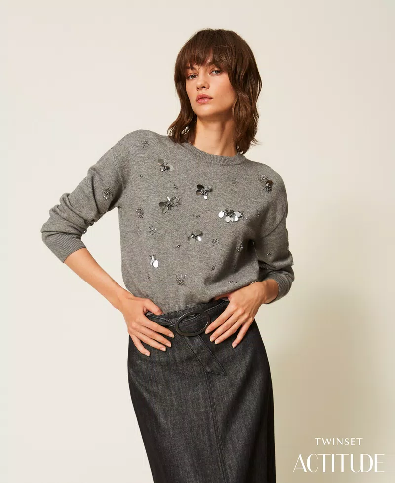 TWINSET Actitude pleteni pulover z vezenino - Siv